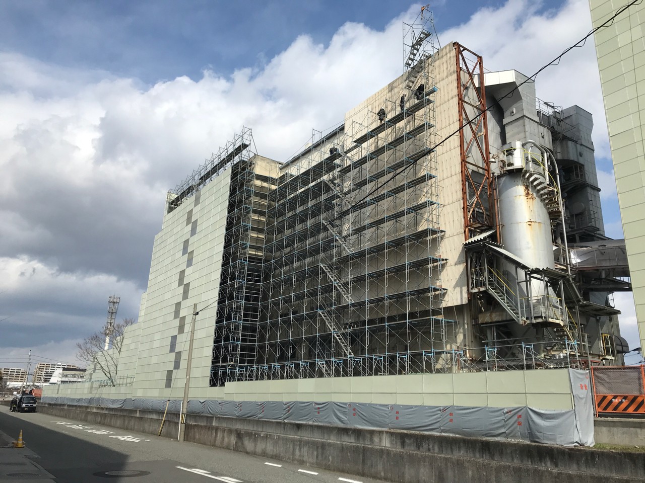 工場棟外部足場組立　組立状況.jpg